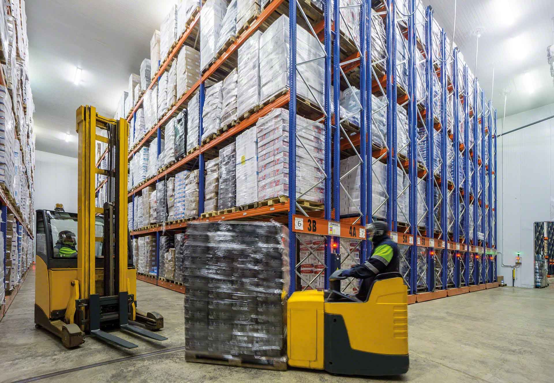 operator-driving-forklift-truck-cold-storage-warehouse10