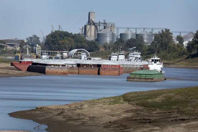 Low Mississippi River water levels disrupt barge shipping for third consecutive year