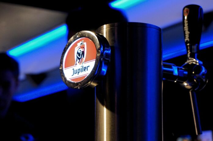 Beverage tap systems that support multiple keg formats