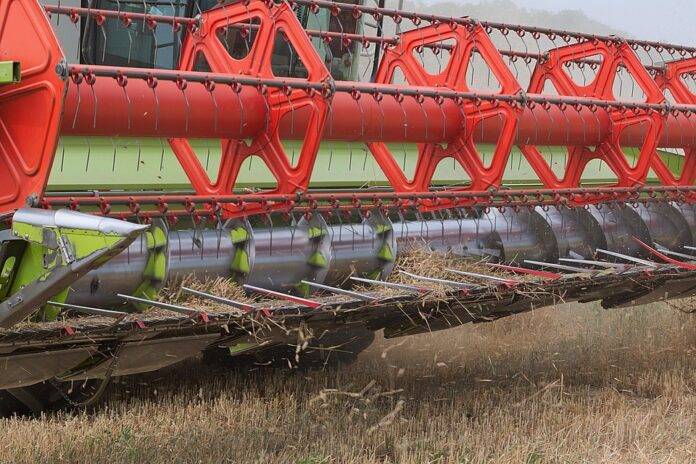 Combine harvester performance under wet and dry field conditions