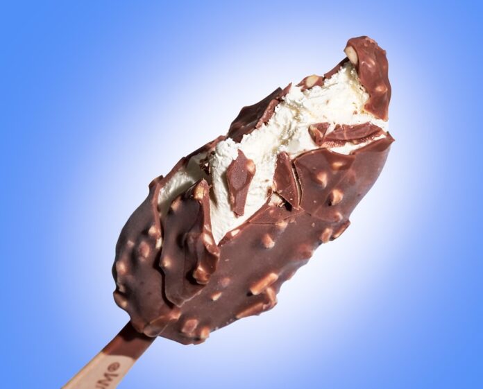 Compact frozen dessert equipment for small batch producers