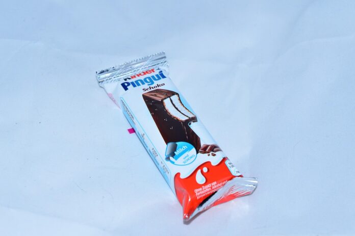 Foodservice and bulk sweets packaged in liner lined containers