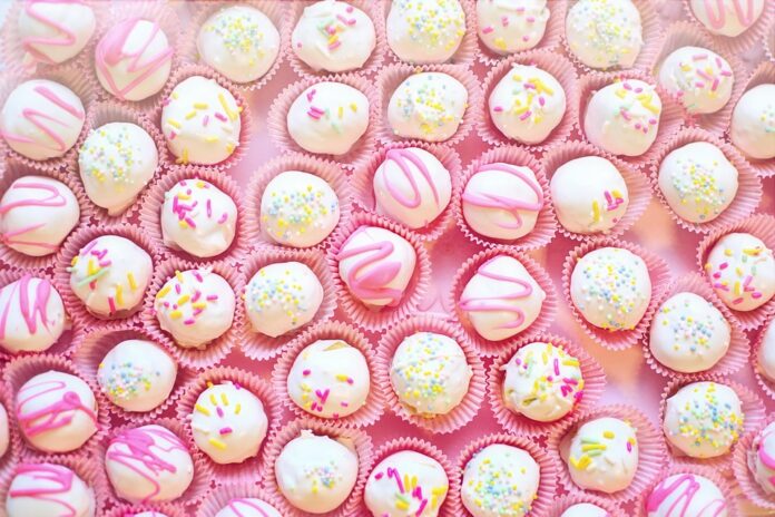 How E-commerce and Online Grocery Shopping Are Changing Cake Sales and Distribution