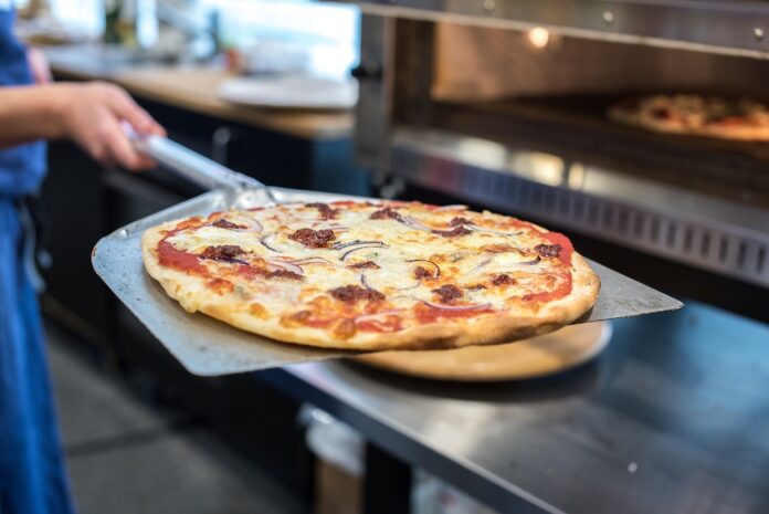 Impact of Artisanal Trends on Pizzerias: Adapting to Consumer Demands