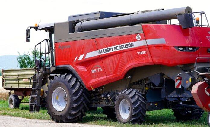 Self propelled versus tractor pulled combine harvesters explained