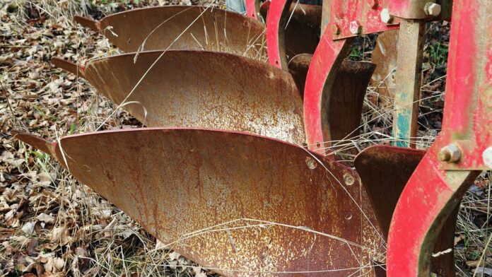 Sustainability practices in ploughing and reduced tillage systems