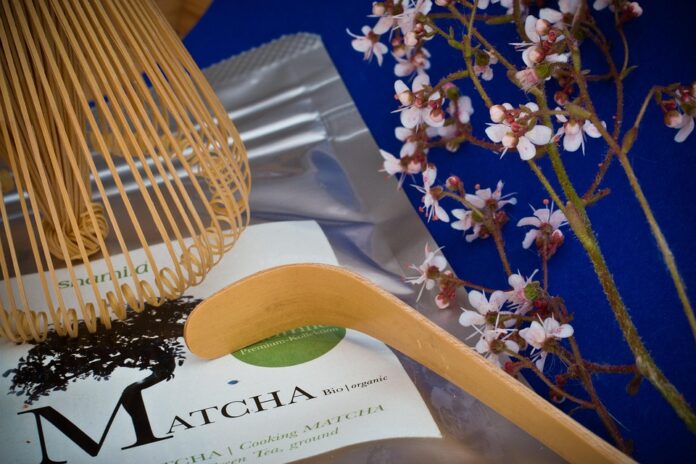 Tea extracts with catechins and theaflavins used in immune and beauty supplements