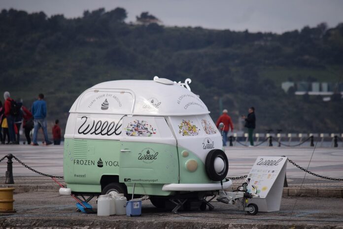 Technological Innovations in Food Trucks: Enhancing Customer Experience