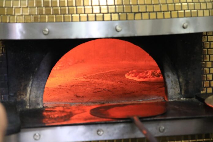 Technological Innovations in Pizzerias: Enhancing Customer Experience